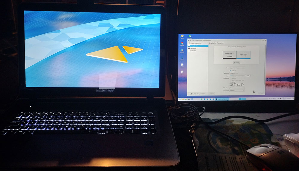 InnoView portable monitor running on a Linux notebook